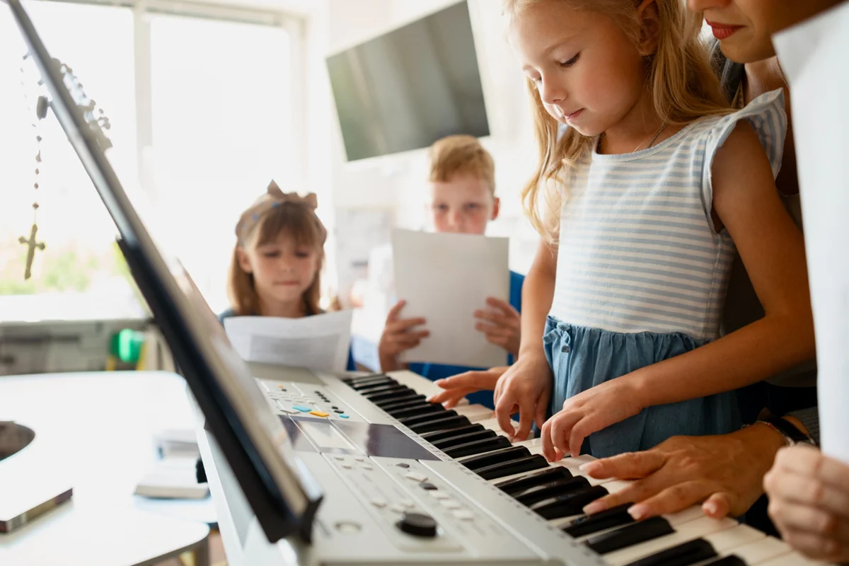 پنج تکنیک برای علاقه مند کردن هنرجو کودک به تمرین موسیقی در منزل 